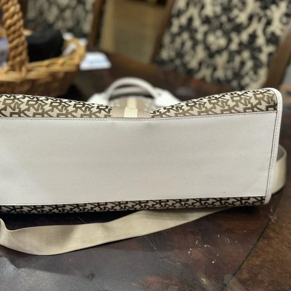 NWT DKNY Carlita LG Book Tote Handbag $228 Retail Price DEFECTIVE CLASP - Picture 8 of 8